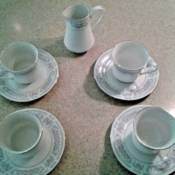 4 Footed Coffee Tea Cups 4 Saucers & 1 Creamer - Picture 4 of 7